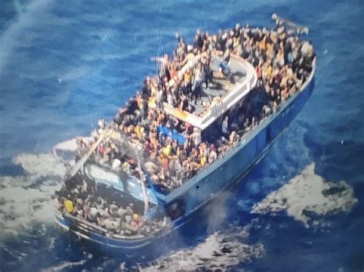 
17 dead as migrant boat sinks off Greek island 