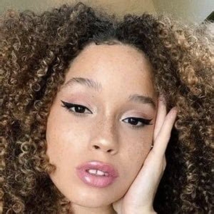 Anabella Carrasco - Age, Family, Bio