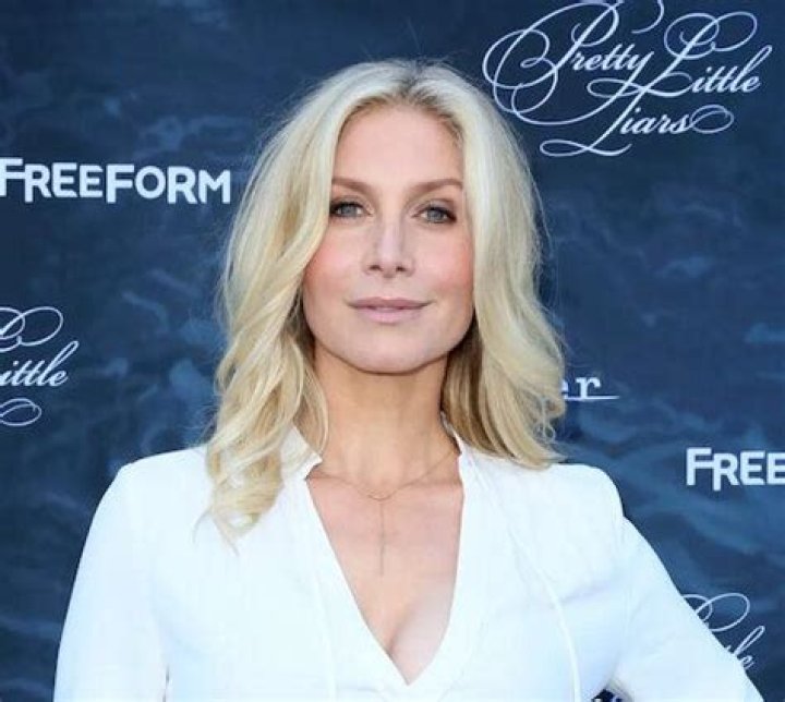 Elizabeth Mitchell Bio (Wiki) 