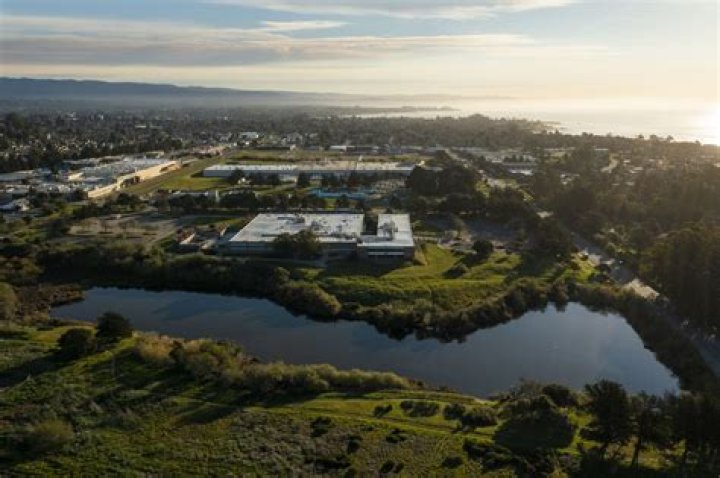 Where can R permits park UCSC?